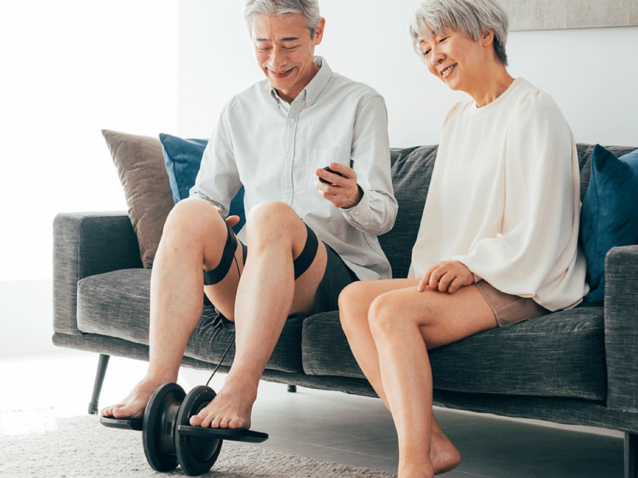 俳優 宇梶剛士さんも効果を実感！自宅で座りながら歩行を再現*するEMS