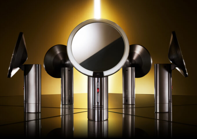 MYTREX】新発想！鏡面から光を肌にくまなく照射するミラー型光美容器