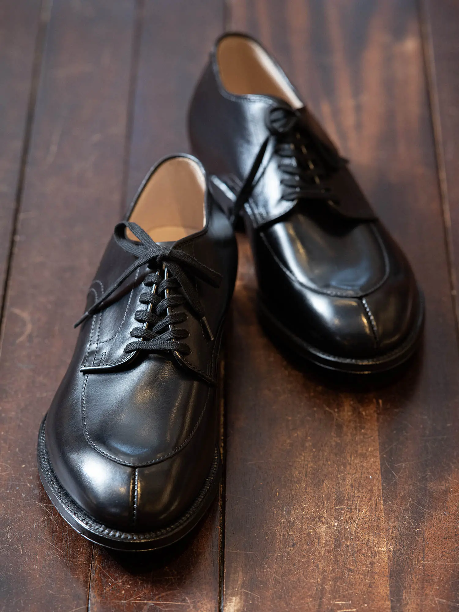 名作ダービー】オールデン 54411 Vチップ モディファイド カーフ ブラック