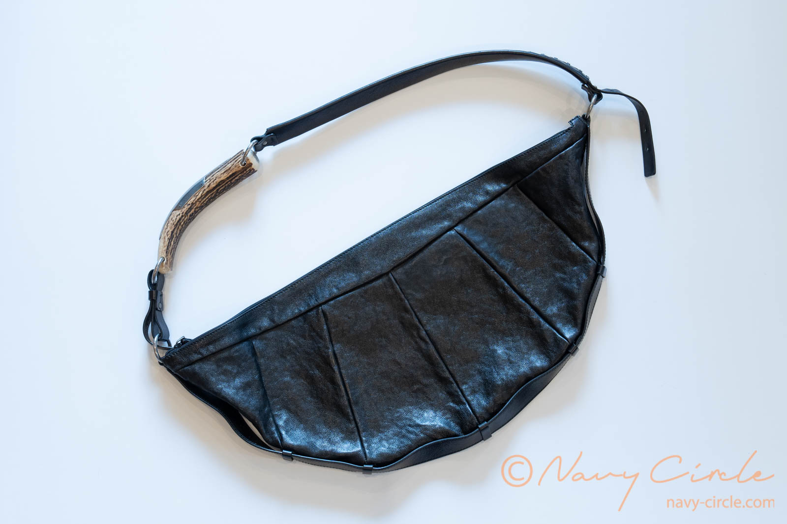 私の愛用品 (6) YSL rive gaucheの銘品鞄Mombasa | Navy Circle