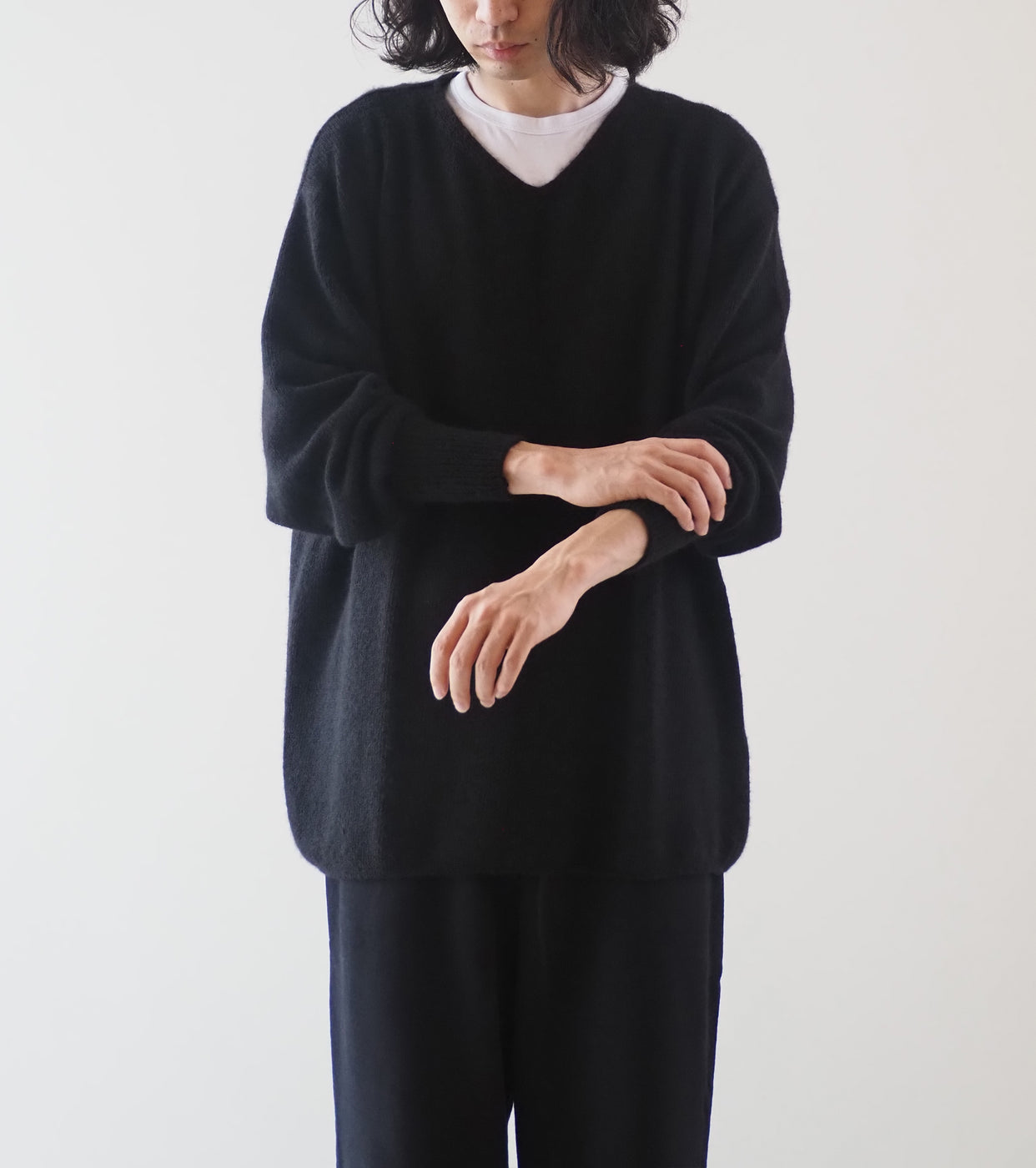 COMOLI カシミヤ 製品染 V ネックニット, Black – Navyblue