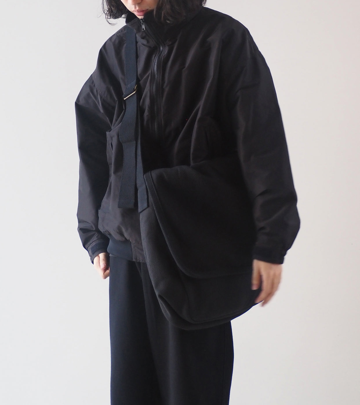 COMOLI ヘンプ ダック ショルダー バック , Black – Navyblue