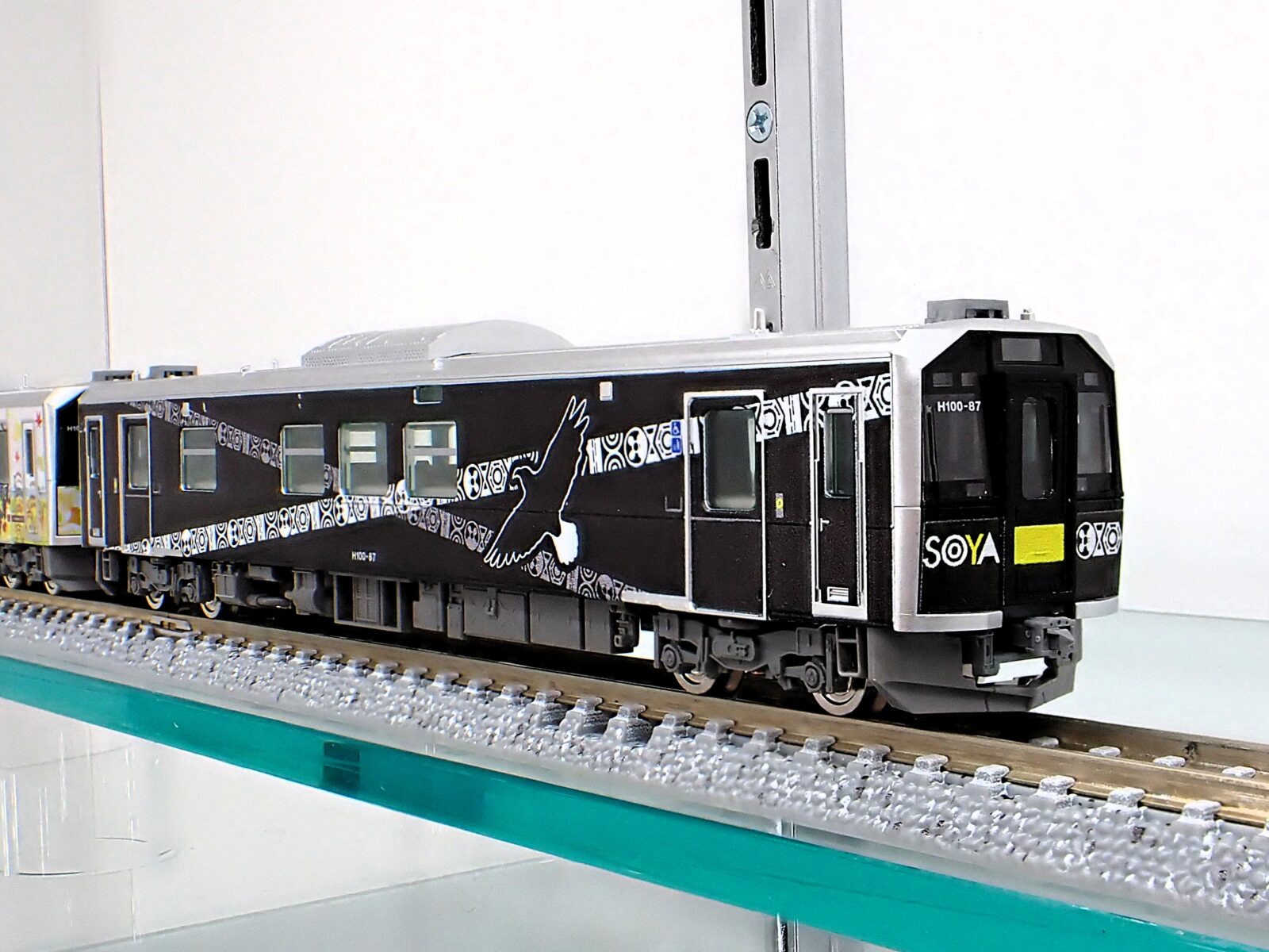 JR H100形ディーゼルカー（根室線・宗谷線ラッピング車）セット 品番