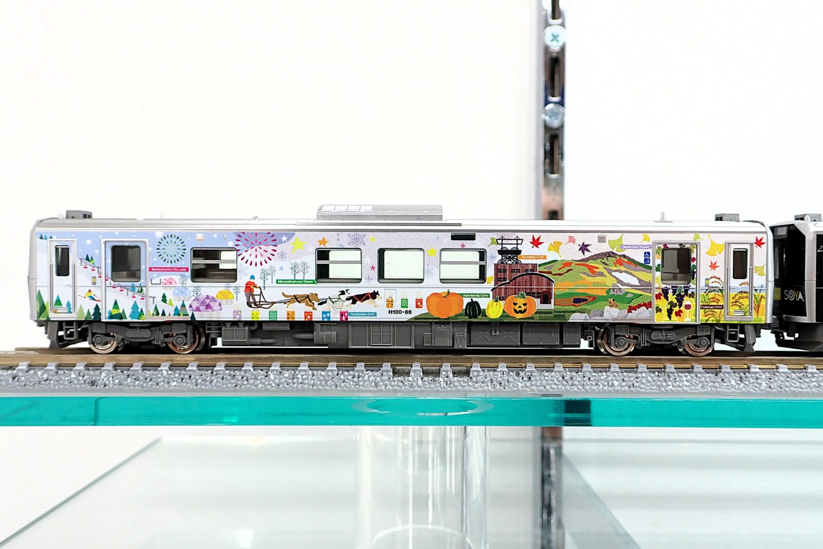 JR H100形ディーゼルカー（根室線・宗谷線ラッピング車）セット 品番