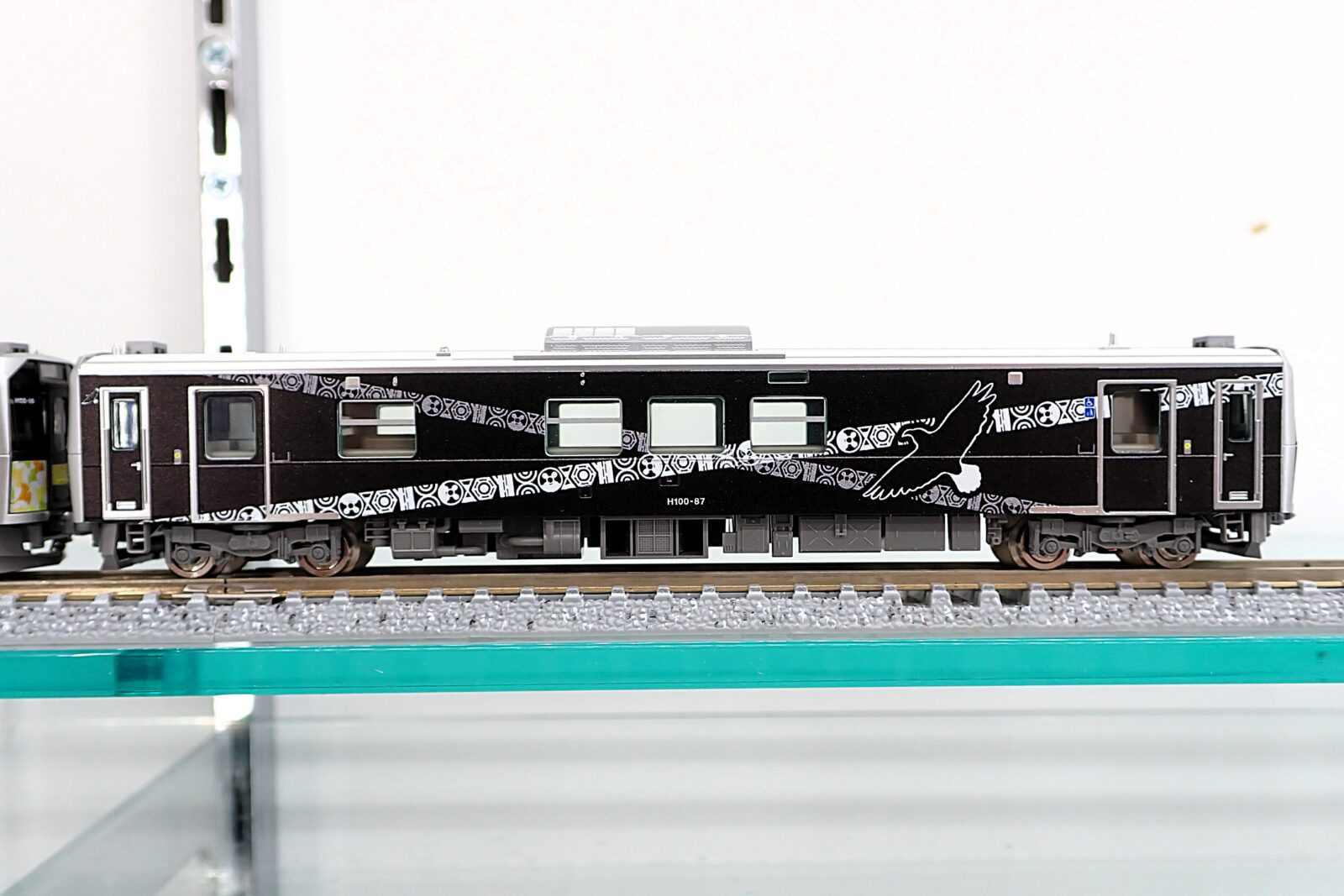JR H100形ディーゼルカー（根室線・宗谷線ラッピング車）セット 品番