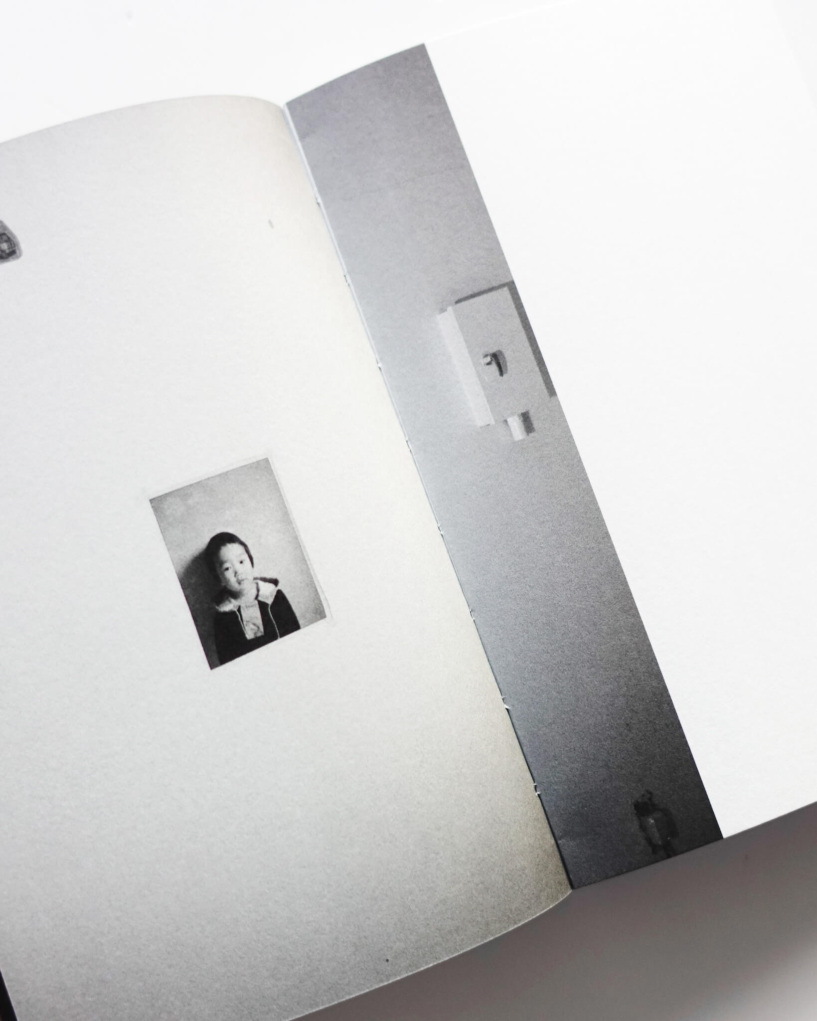 新装版］写真の中の君は何を見ている | PUBLICATIONS