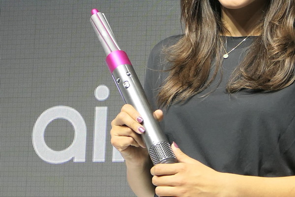 ダイソン美容家電「エアラップスタイラー」、ドライ・ブロー・カールを