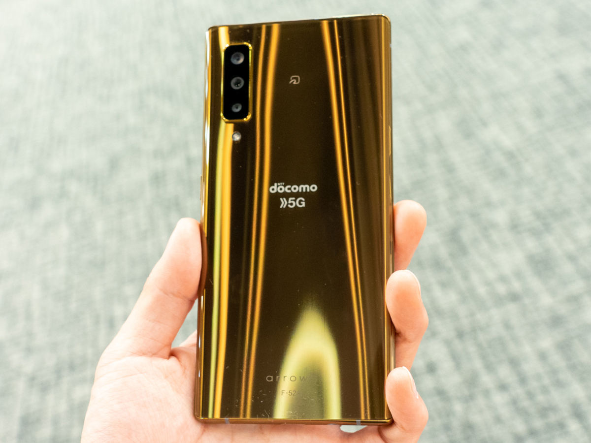 洗える5Gスマホ「arrows NX9」、エキゾチックなゴールドが楽しい