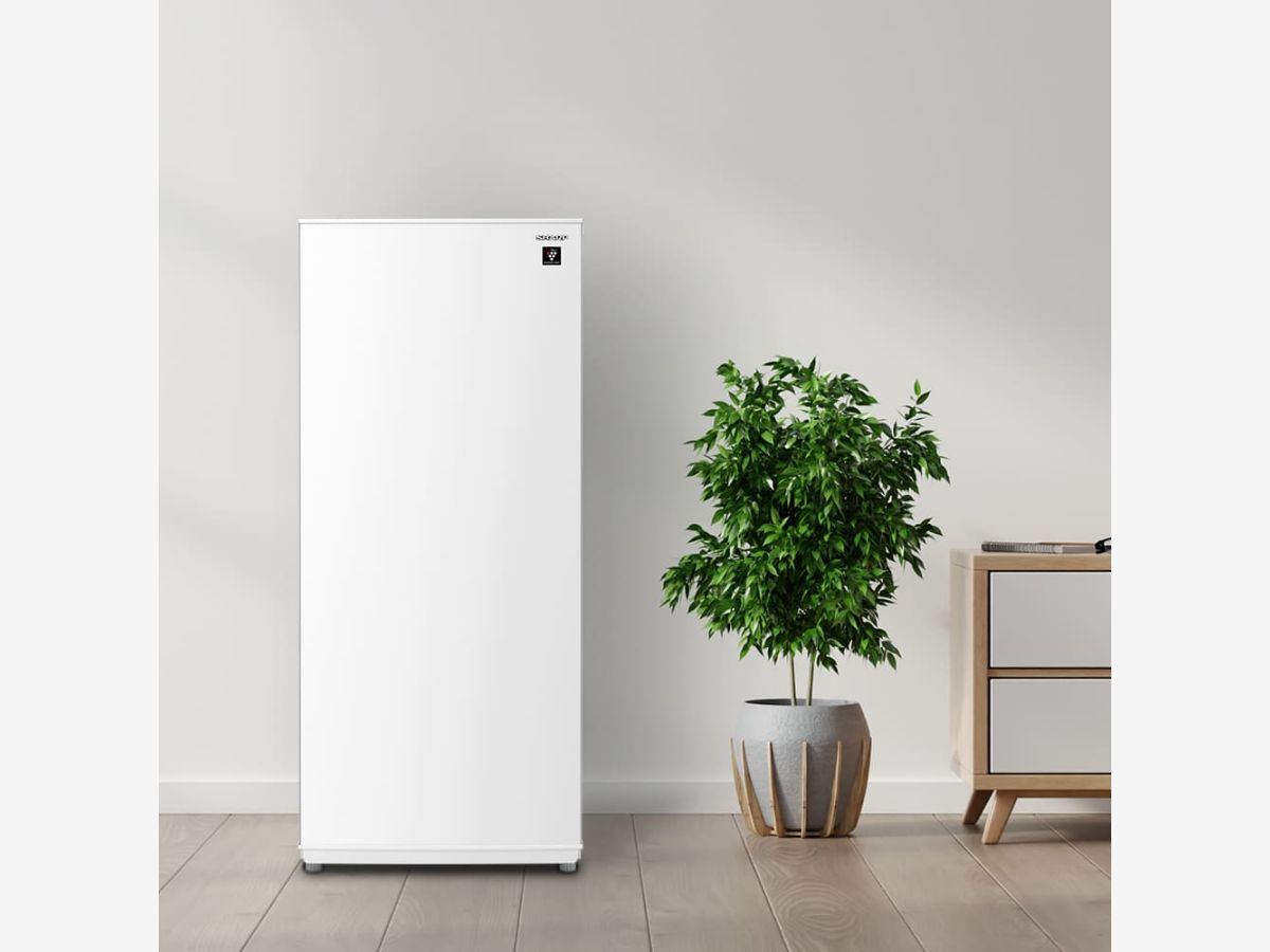 シャープ、ドアの開閉向きや冷凍・冷蔵を切り替え可能な小型冷蔵庫