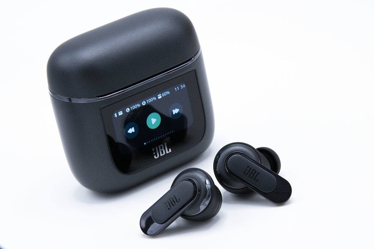 JBL最上位TWSイヤホン「TOUR PRO 2」3月発売、世界初の画面搭載ケース