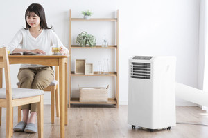 コメリ、工事不要で部屋を冷やせる3万円台の移動式エアコン - 6畳用と7