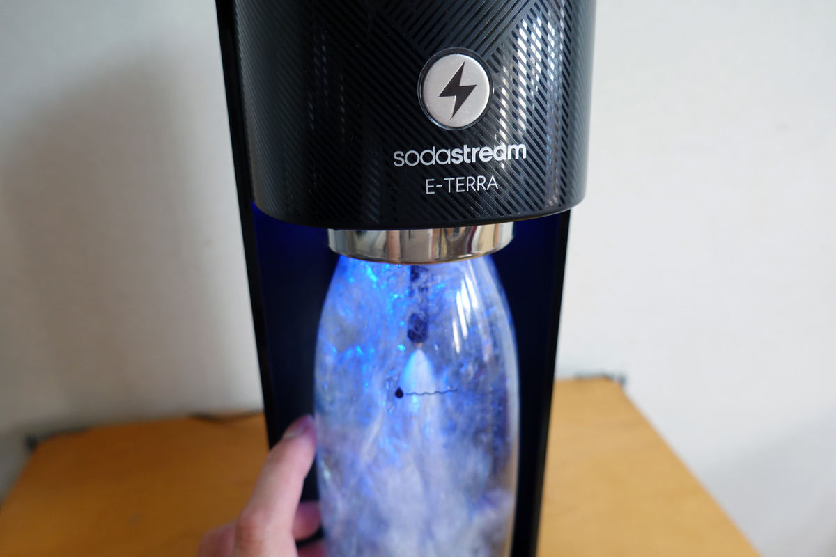 ソーダストリームの最新電動モデル「E-TERRA」レビュー - 炭酸水