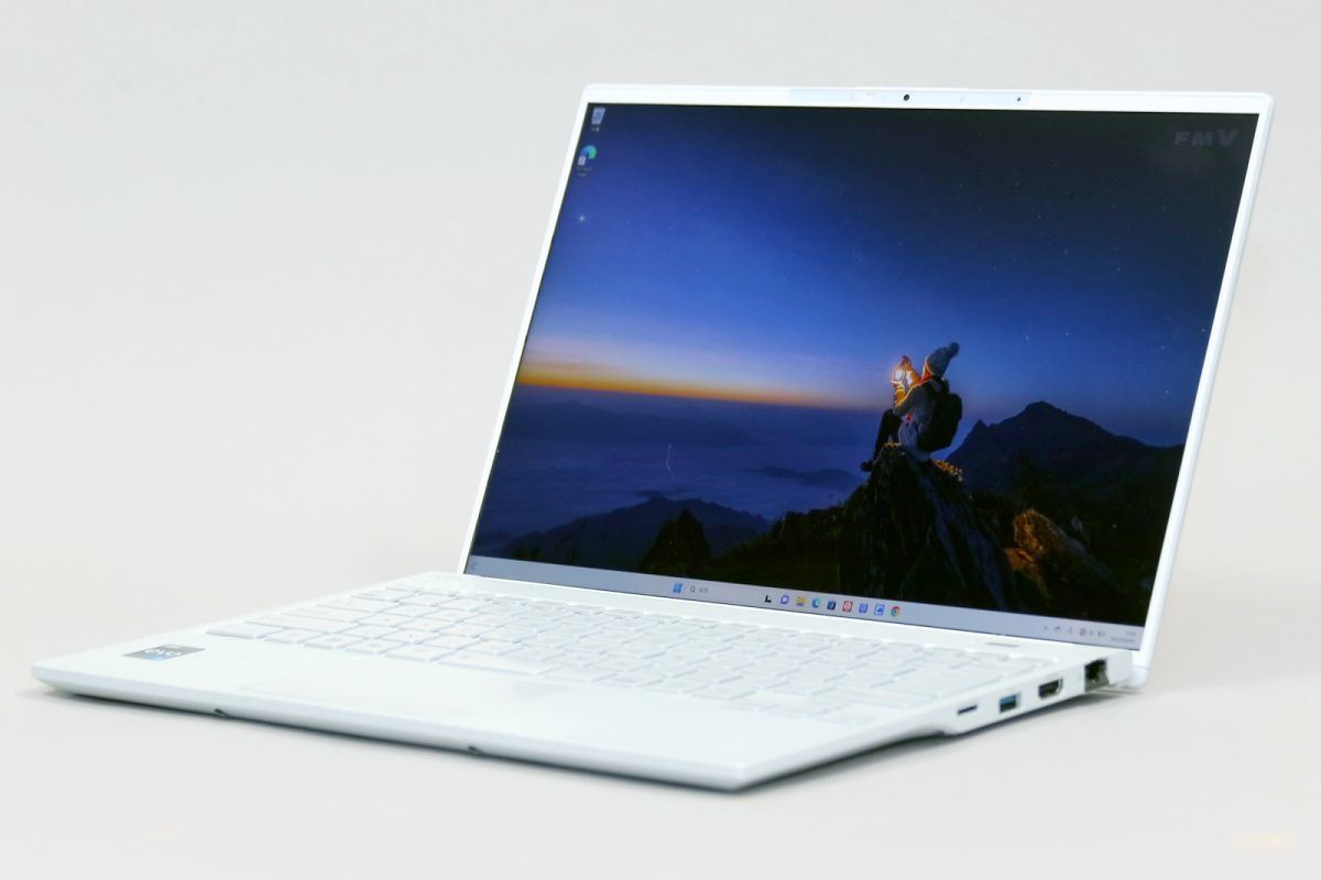 富士通の14型ノートPC「LIFEBOOK UH90」レビュー - 800g台で長時間
