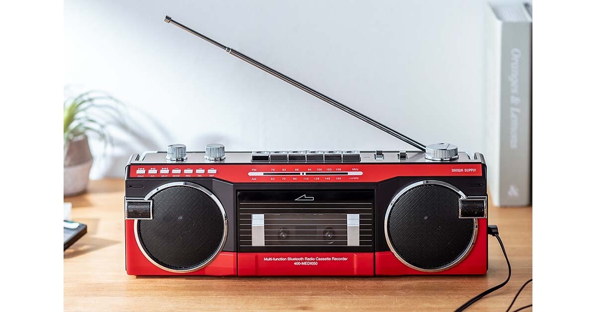 80年代のラジカセがレトロデザインのまま多機能に