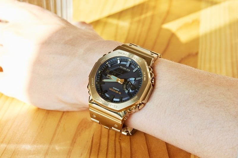 さりげない高級感が大人の魅力を引き立てるフルメタル“G-SHOCK”の