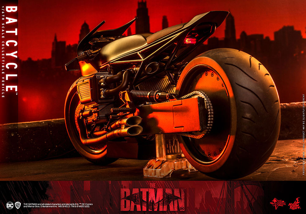 映画『THE BATMAN－ザ・バットマン－』より、バットサイクルが