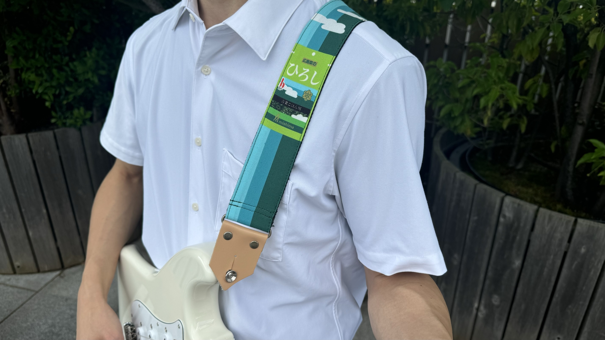 ふりかけの「ゆかり」からギターストラップとピックが登場