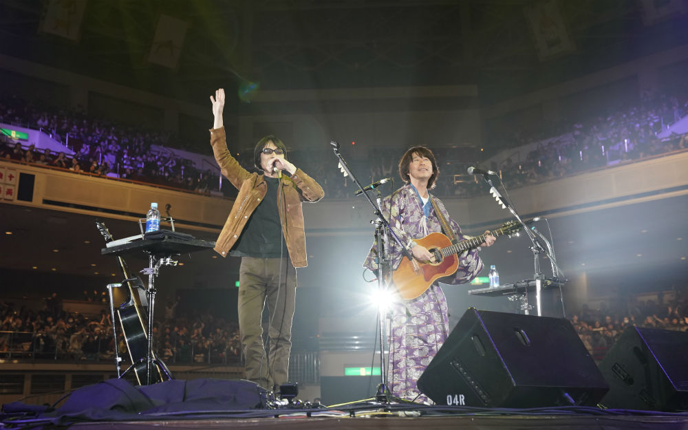 奥田民生、ユニコーンの曲をギター1本で熱演！ 両国国技館を大いに