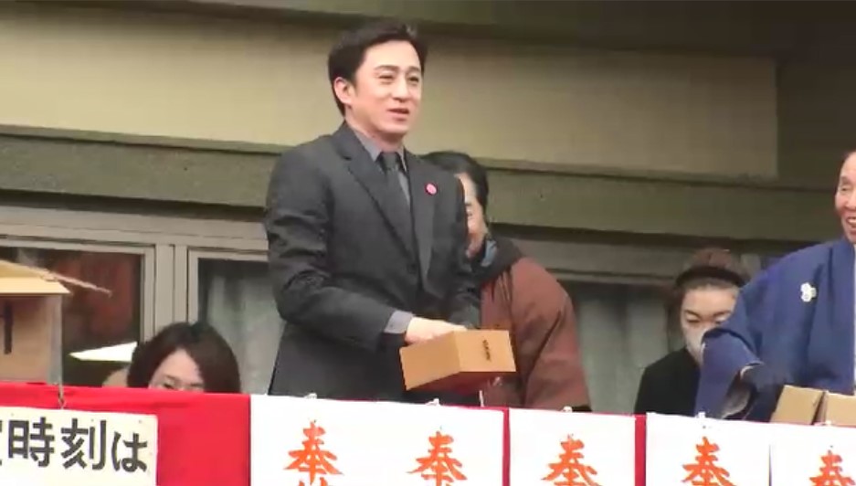 松本幸四郎さん・尾上松也さんが豆まき 博多座での公演を前に無病息災