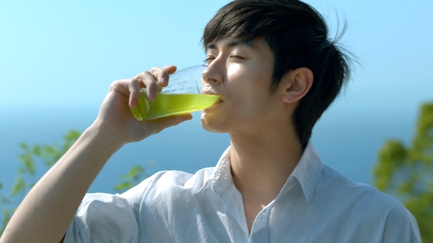 自然体の三浦春馬の表情にドキッ！”お〜いお茶”の新CMが放送開始