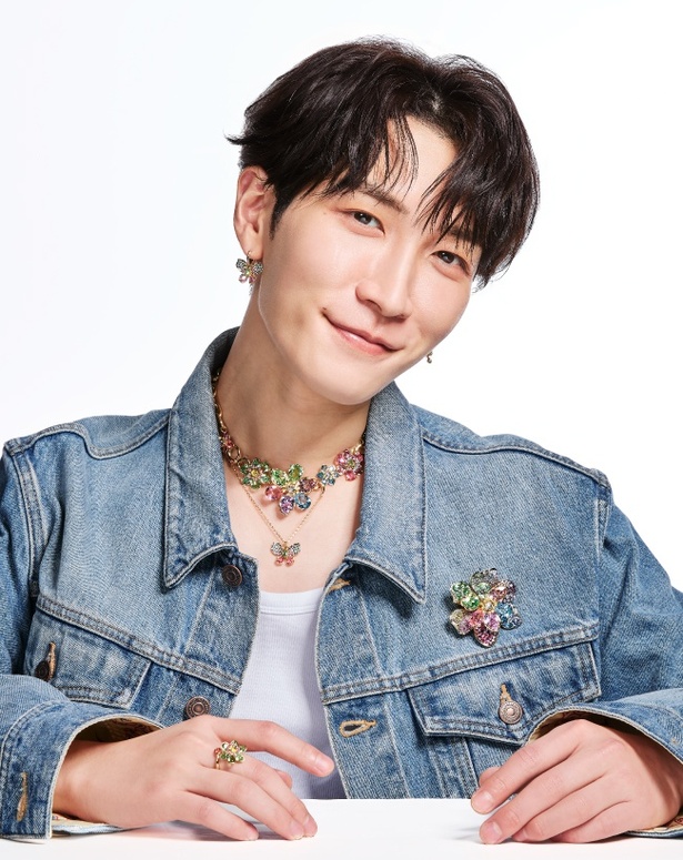 Snow Man渡辺翔太、春らしいカラフルなジュエリーをまとい“楽しい贅沢