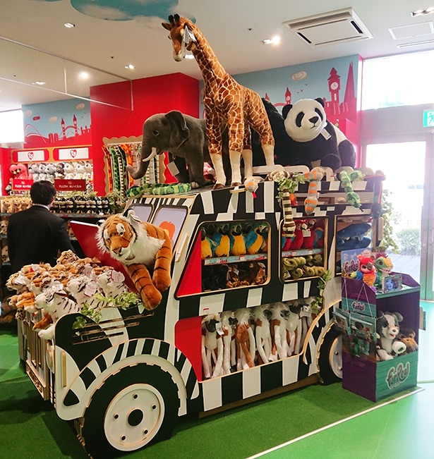 画像7 / 22＞まるで遊園地！日本初上陸のイギリス発のオモチャ店