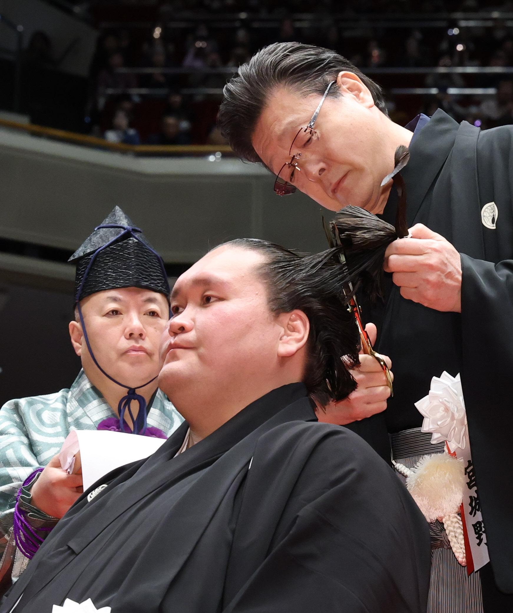 髪の毛遊ばせちゃう系の髪型！？素敵」断髪式の元照ノ富士、異例の新