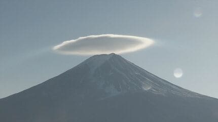 富士山 周囲に雲なく、山頂にだけポッカリ 雲の淵は虹色のような色彩も
