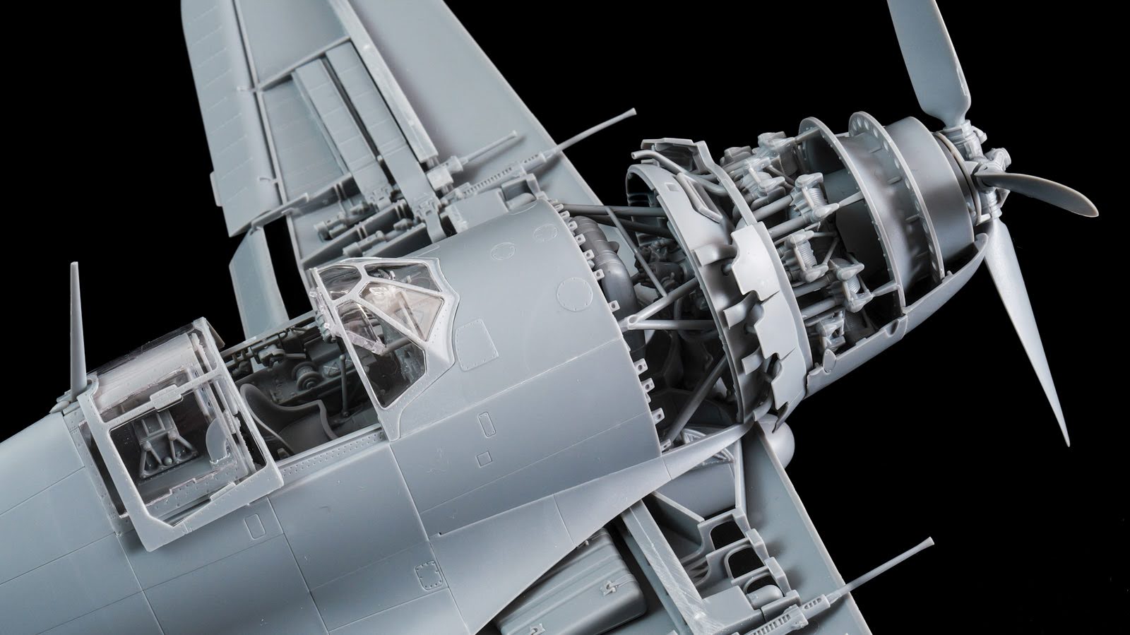 エンジンとコクピットの圧倒的存在感に酔いしれる！待望の再販となる