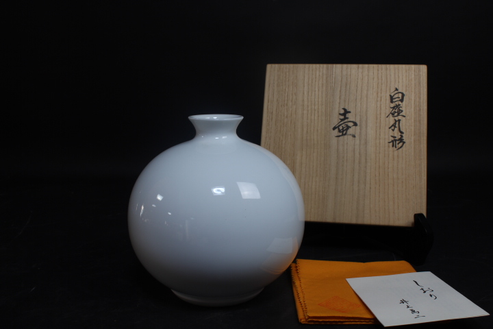井上萬二(人間国宝) 白磁丸形壷SOLD | 西川美術｜創業80年 奈良県の