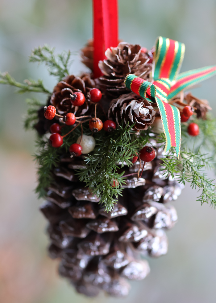 松ぼっくり（ダイオウショウ大王松）で作ったクリスマスオーナメント