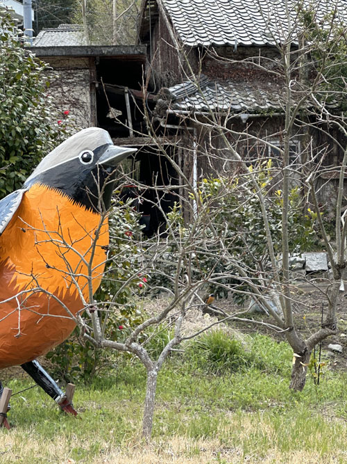 Big Joeの後ろに本物現れる！ - 野の鳥工房