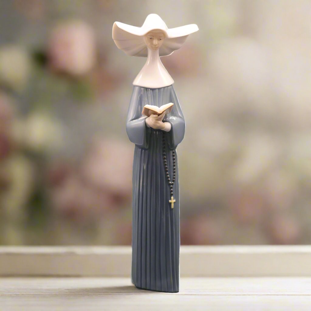 Prayerful Moment Lladro Nun (#5500) – Northwoods Goth