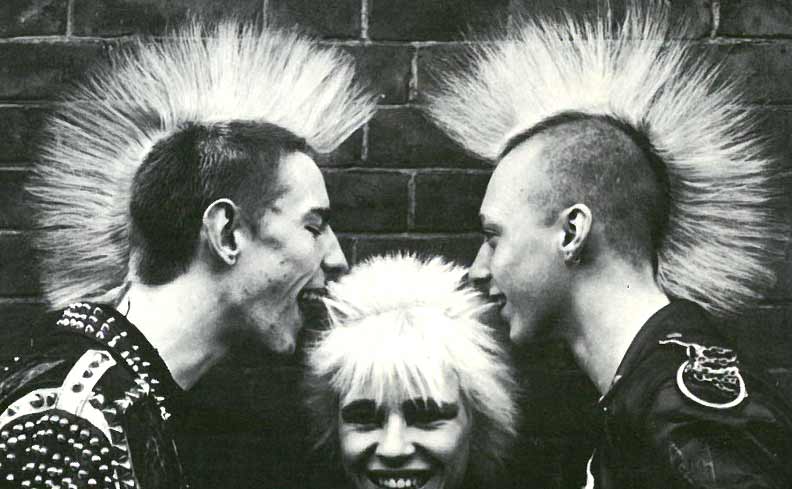 パンクムーブメントとファッション。写真集で振り返る反体制の証