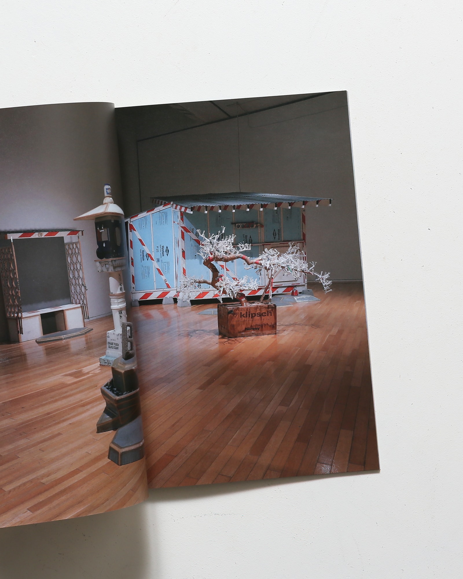 トム・サックス ティーセレモニー | 東京オペラシティアートギャラリー