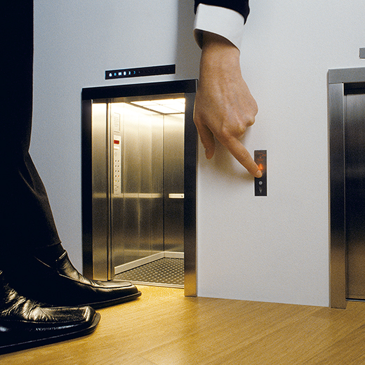 小さき視点のアートたち【1】マウリツィオ・カテラン | Numero TOKYO