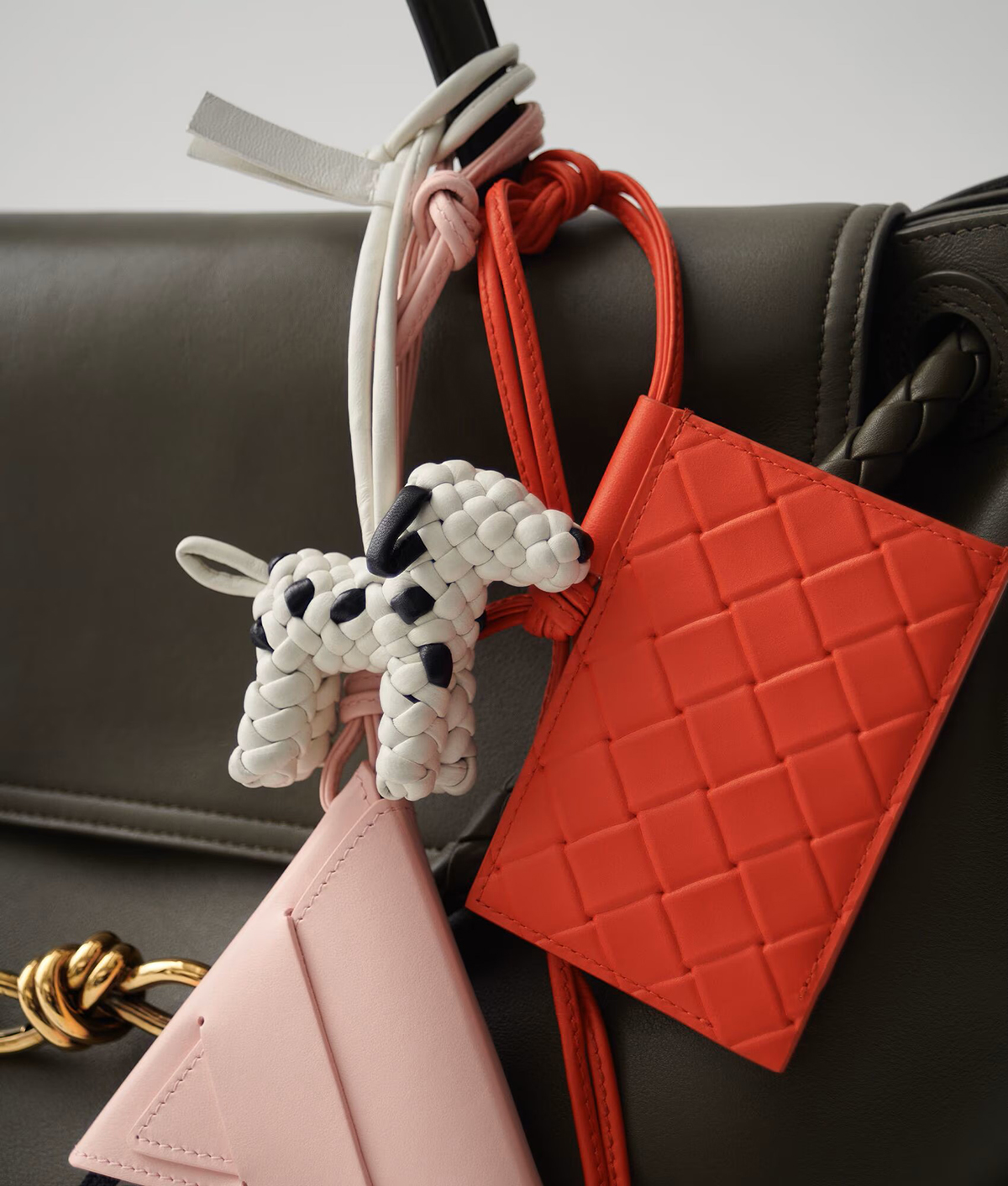 Bottega Veneta」から新作チャームが登場！ イントレチャートの