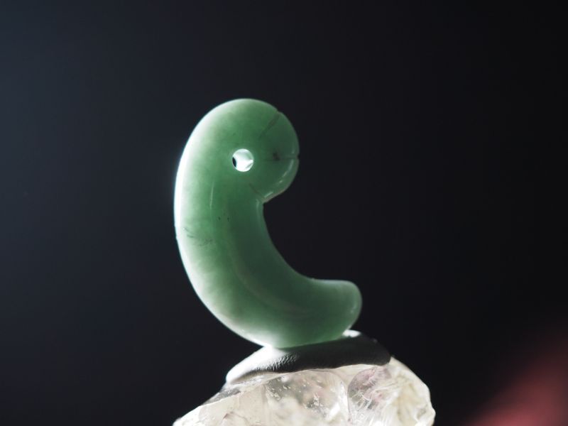 ロウカン質ヒスイ 宇木汲田遺跡出土 丁子頭勾玉モデル（40mmサイズ