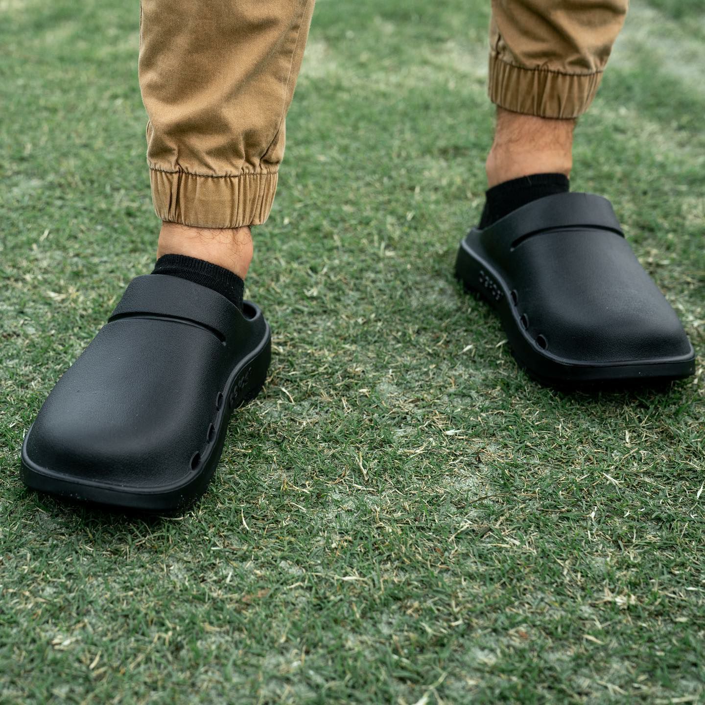 ウーフォス OOcloog ブラック リカバリー クロッグサンダル OOFOS