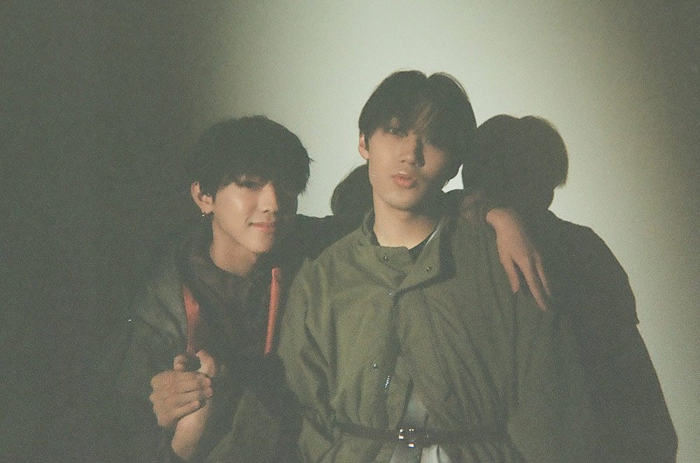 WILD BLUE】ミニ連載完走記念！ 直筆サイン入りチェキ＆手作りうちわを