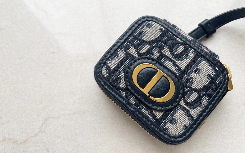それかわいい！ と褒められ率高すぎ♥ DiorのAirPodsケース | Oggi.jp