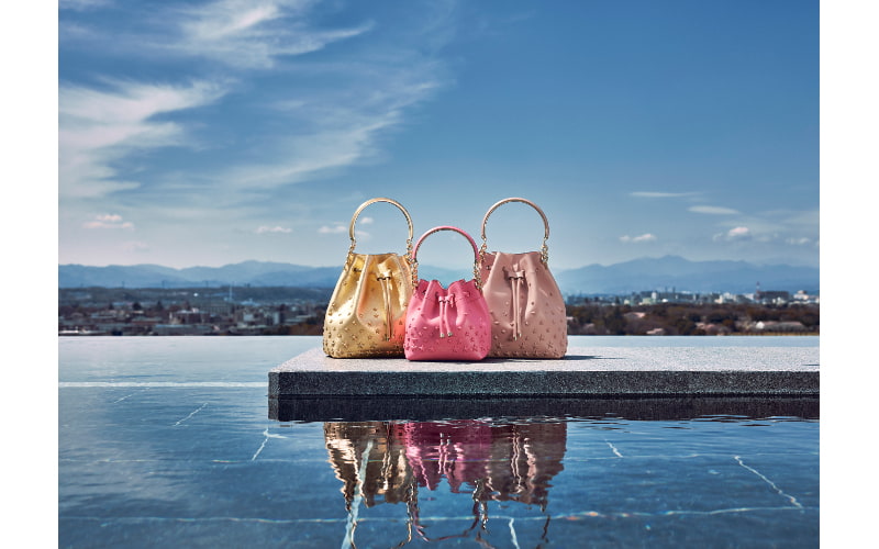 ジミー チュウ】アイコニックなデザインを融合させた新作「BON BON