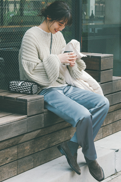 ニットに「ツヤテロパンツ」で着こなしを即ブラッシュアップ！ お手本4