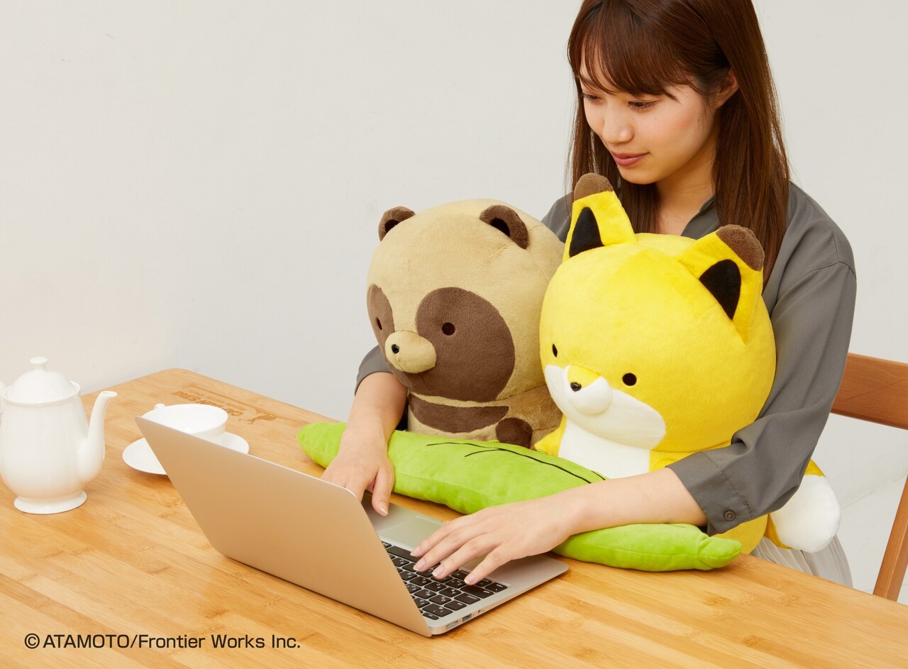 タヌキとキツネ」もっちりとした2匹が頬寄せ合うPCクッション発売