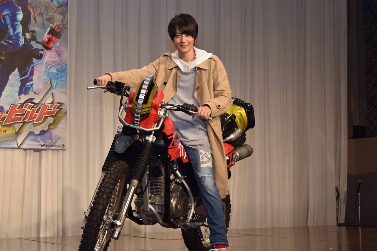 仮面ライダービルド」主演・犬飼貴丈が「ライダーの新たな歴史をビルド
