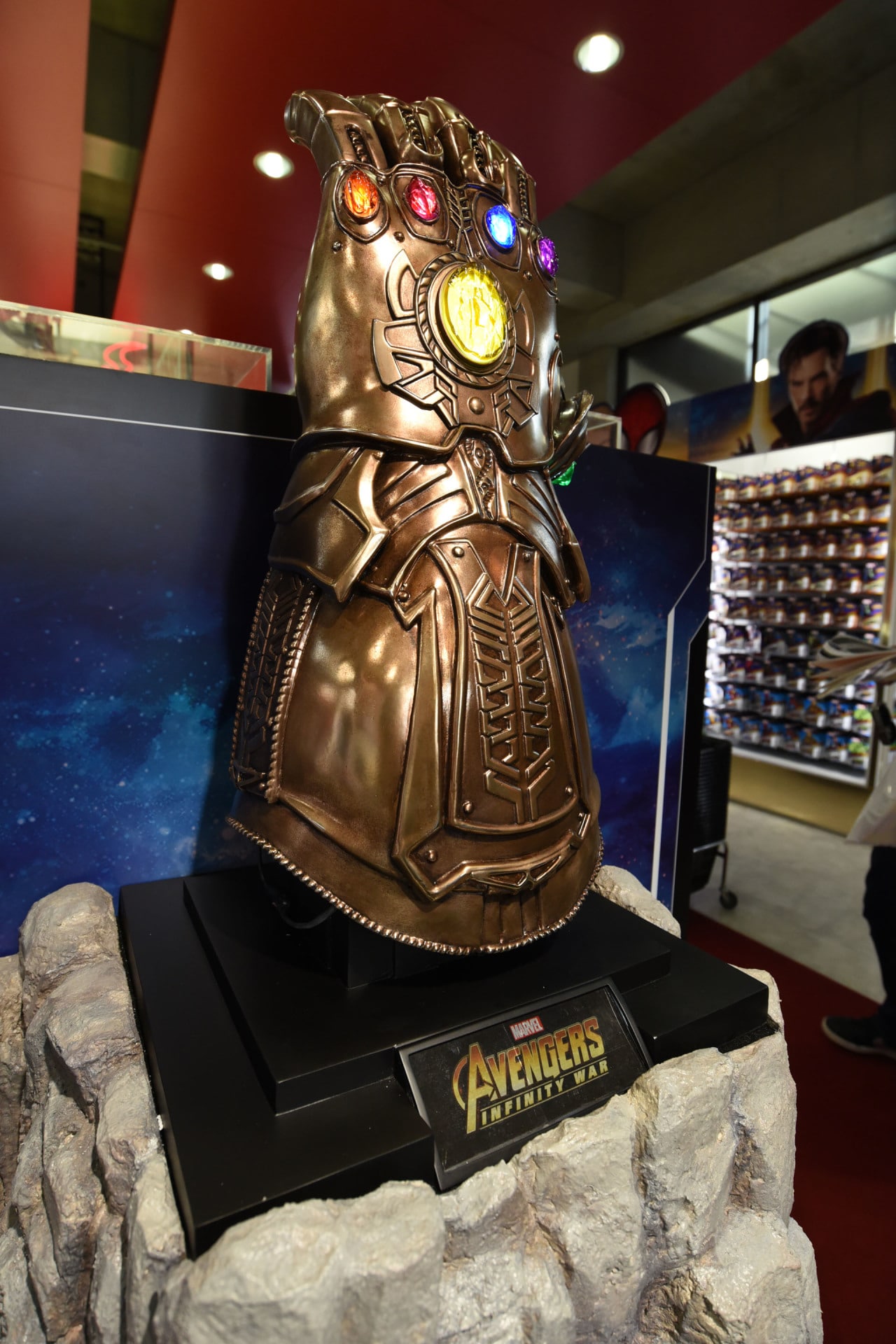 インフィニティ・ガントレットの巨大フィギュア。 [画像ギャラリー 7