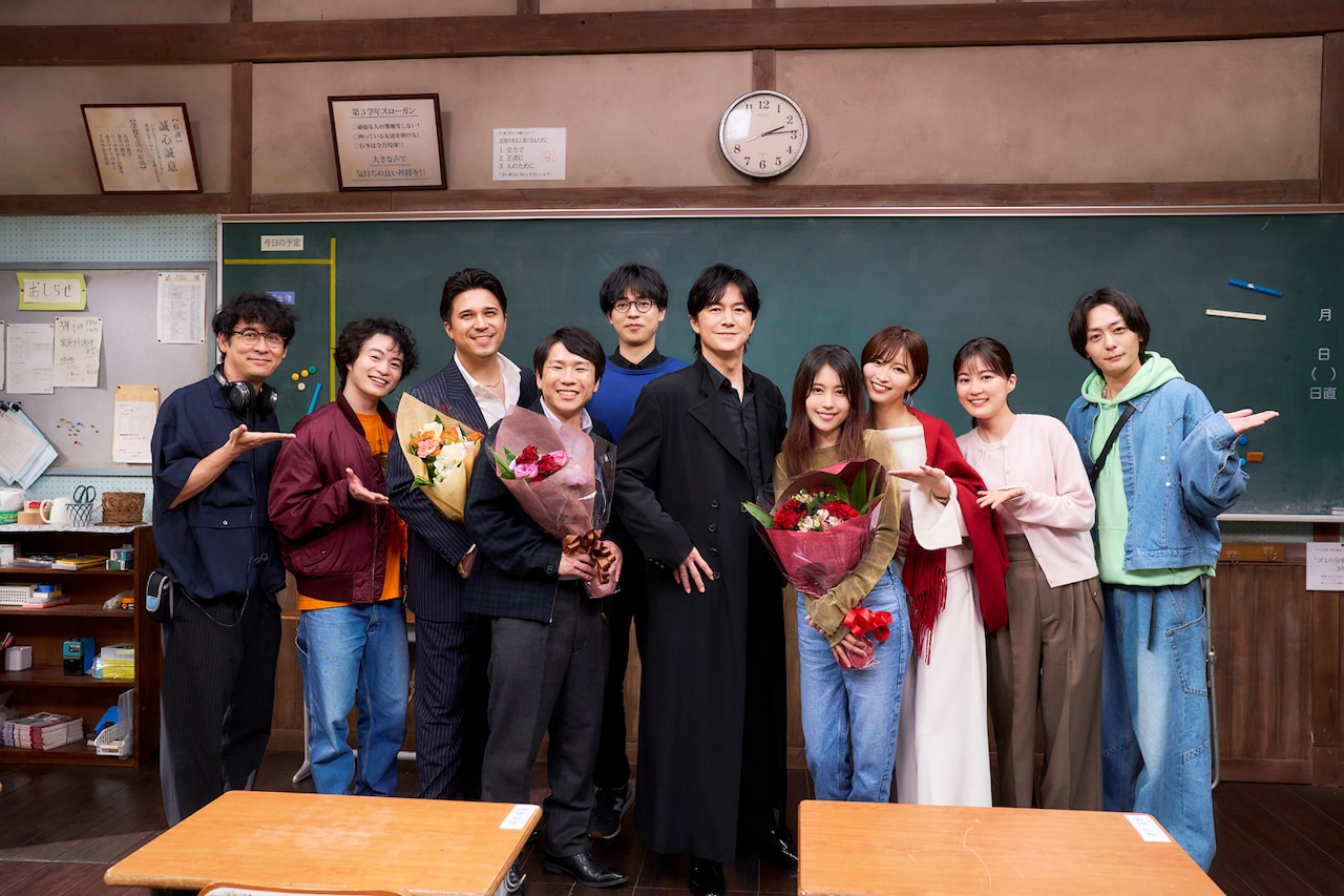 ブラック・ショーマン」福山雅治は甲冑姿でクランクアップ、有村架純は