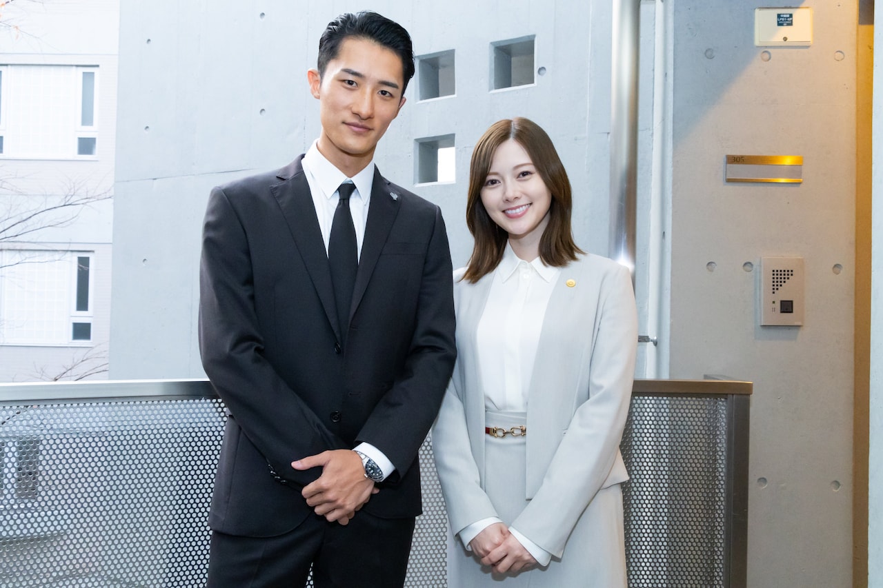 恋する警護24時」白石麻衣、岩本照は「本物のボディガードさんのよう