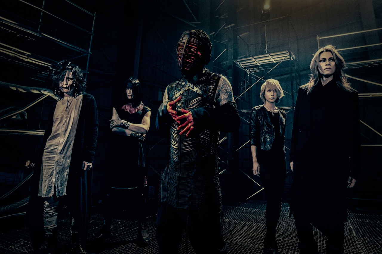 DIRENGREY_art201606.jpg?