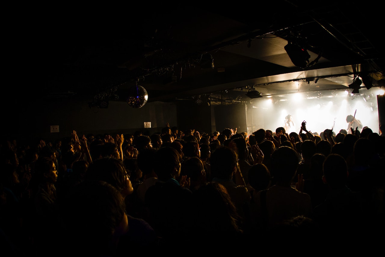 n-buna 1st Live『月を歩いている』」の様子。（撮影：高岡弘） [画像